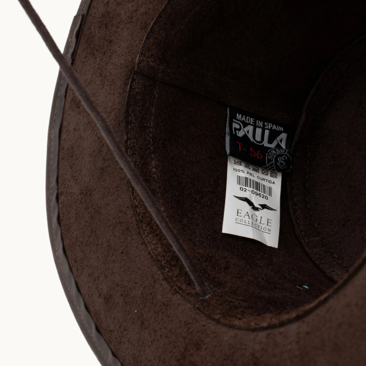 Detalle del sombrero Aussie Eagle marrón