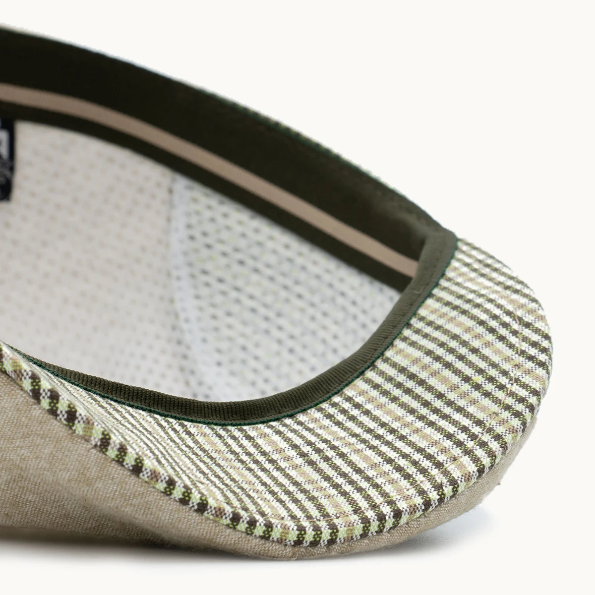 detalle interior gorra beige y verde costuras y acabado