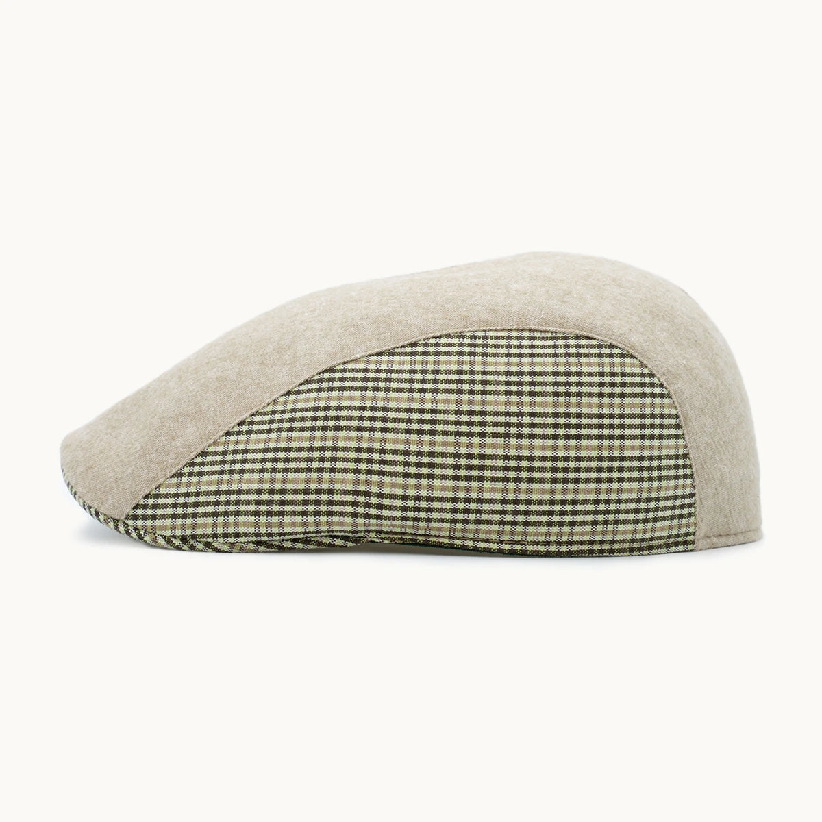 gorra beige con detalle verde campo vista lateral