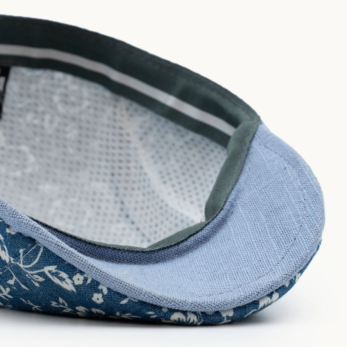 detalle interior gorra floral azul y blanco costuras y acabado limpio