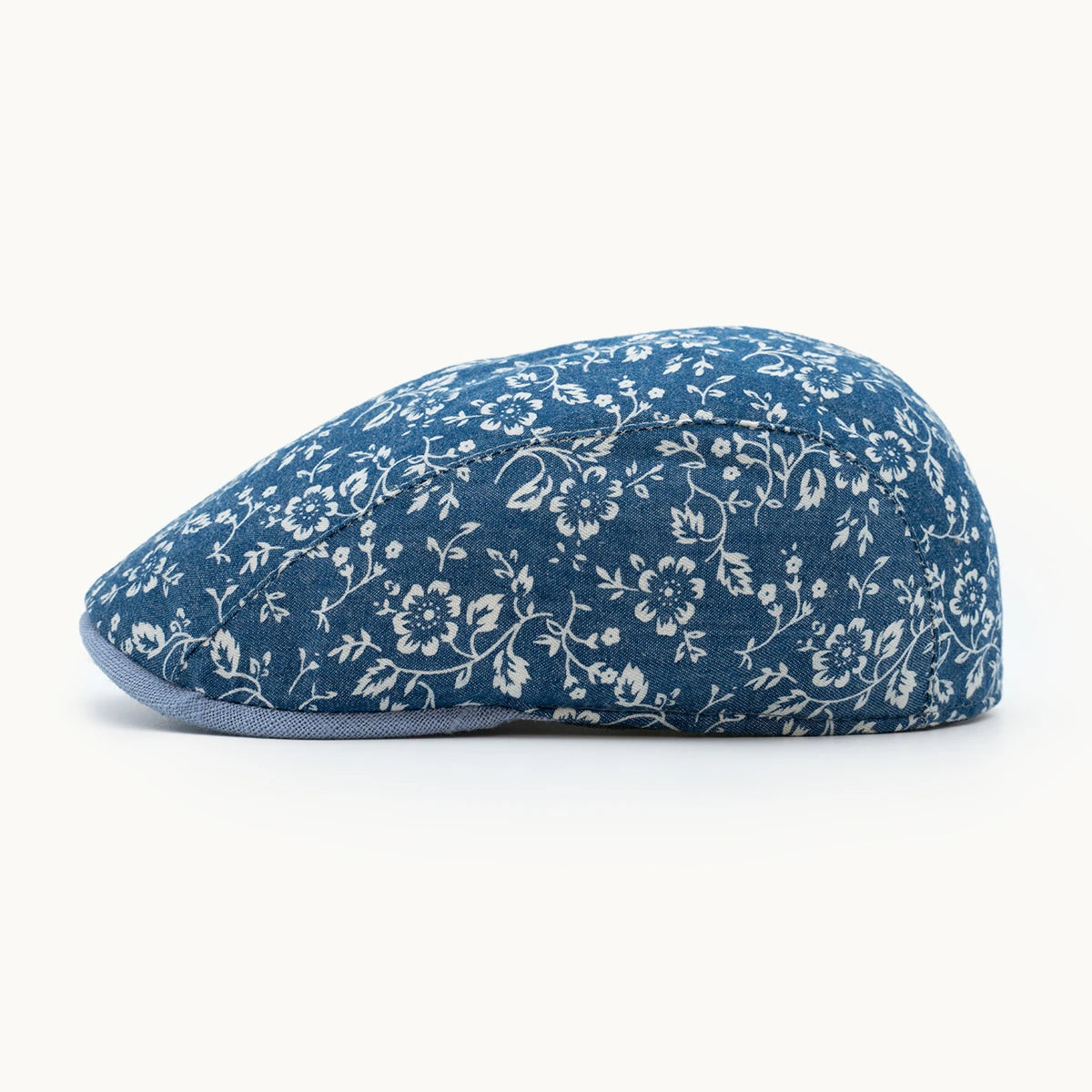 gorra floral azul y blanco vista lateral diseño ligero y elegante