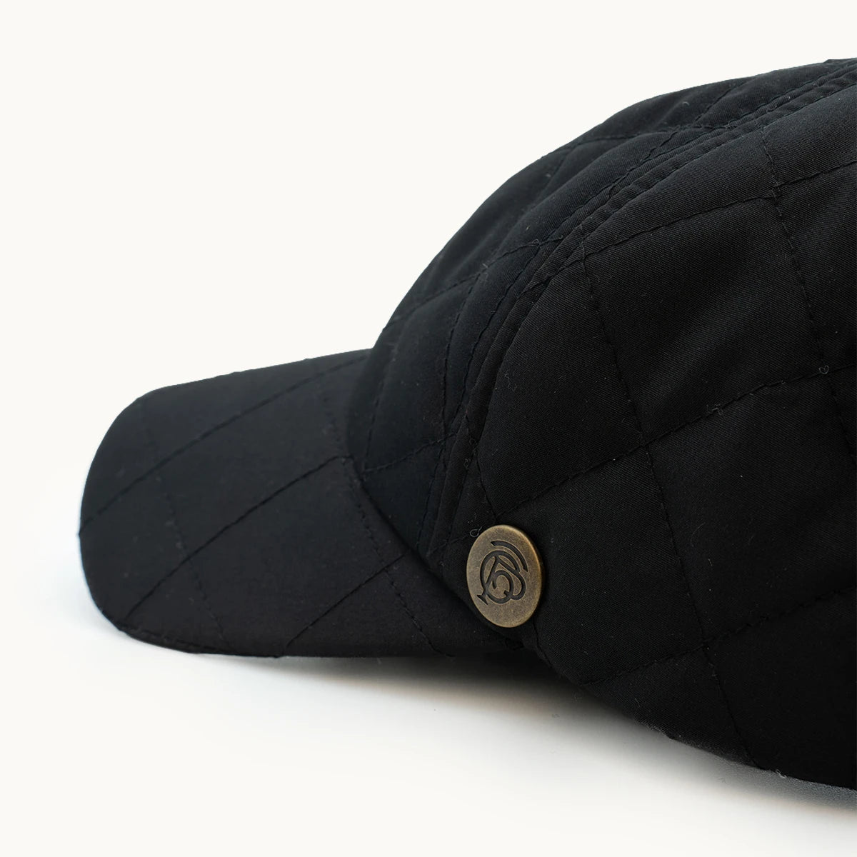 Gorra Paula Clásic Shield Negro Acolchado vista lateral - sompaula