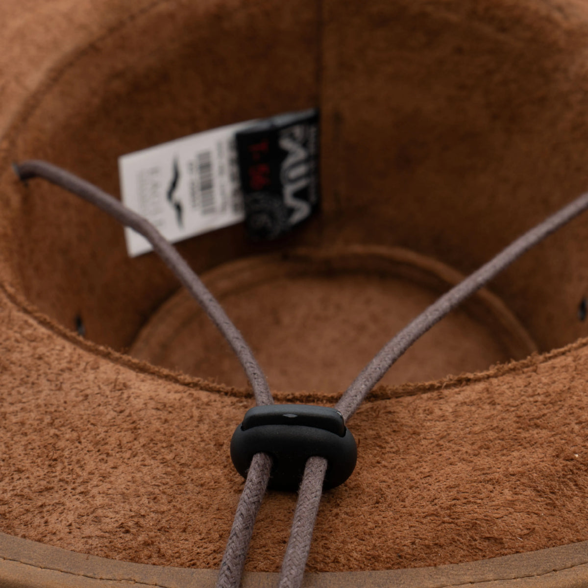 Detalle del sombrero Aussie Eagle camel