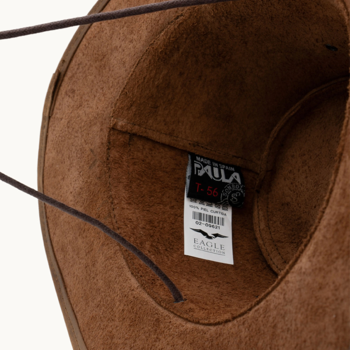 Detalle del sombrero Aussie Eagle camel