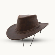 Detalle del sombrero Aussie Eagle marrón