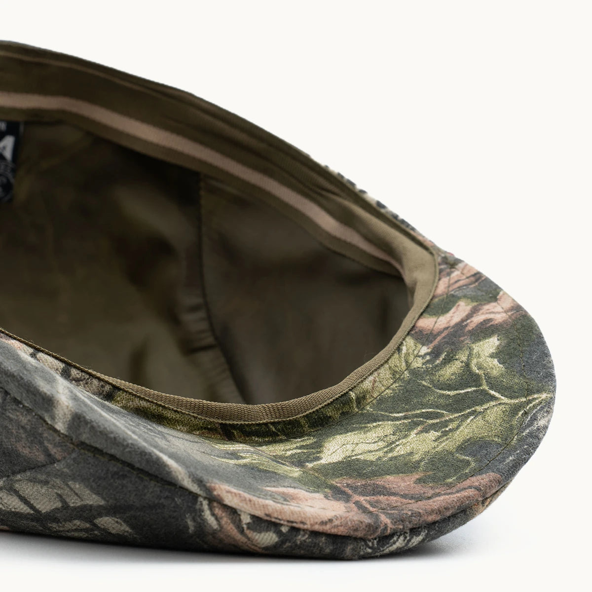 detalle interior gorra camuflaje costuras y acabado resistente