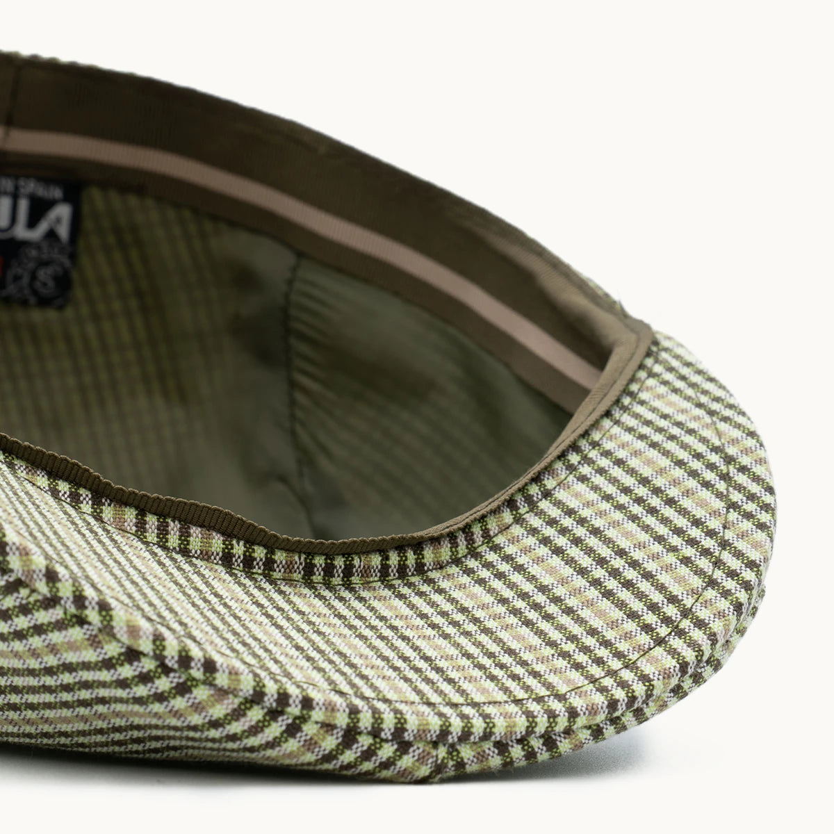 detalle interior gorra cuadros gris costuras y acabado